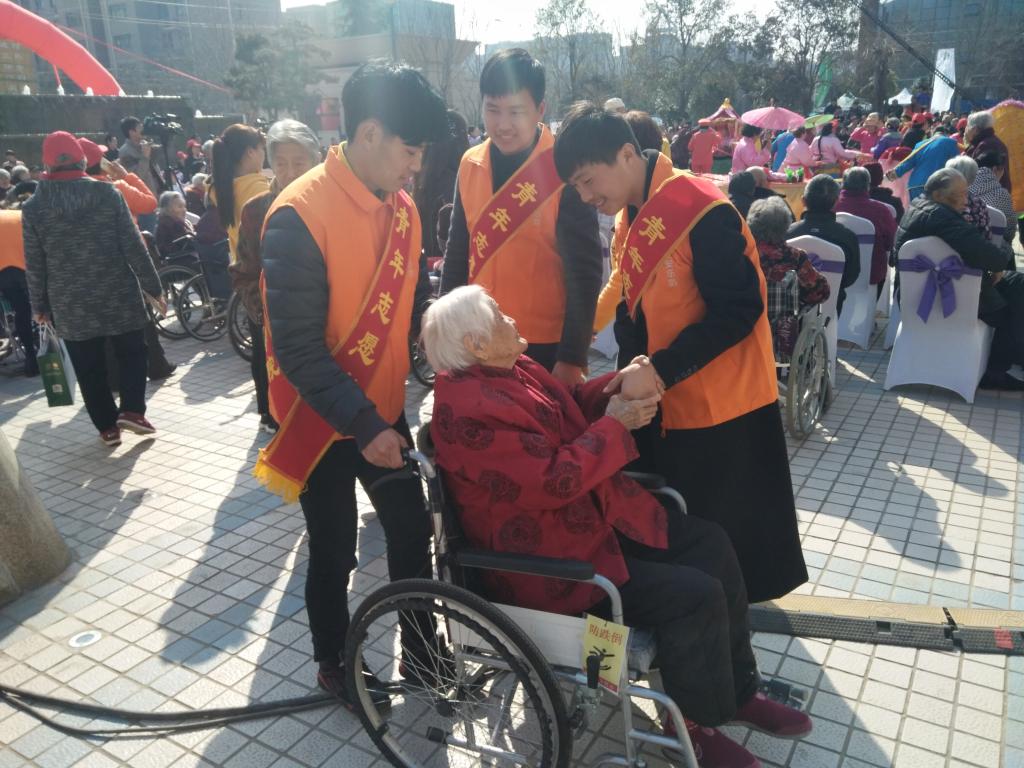 与老人聊天